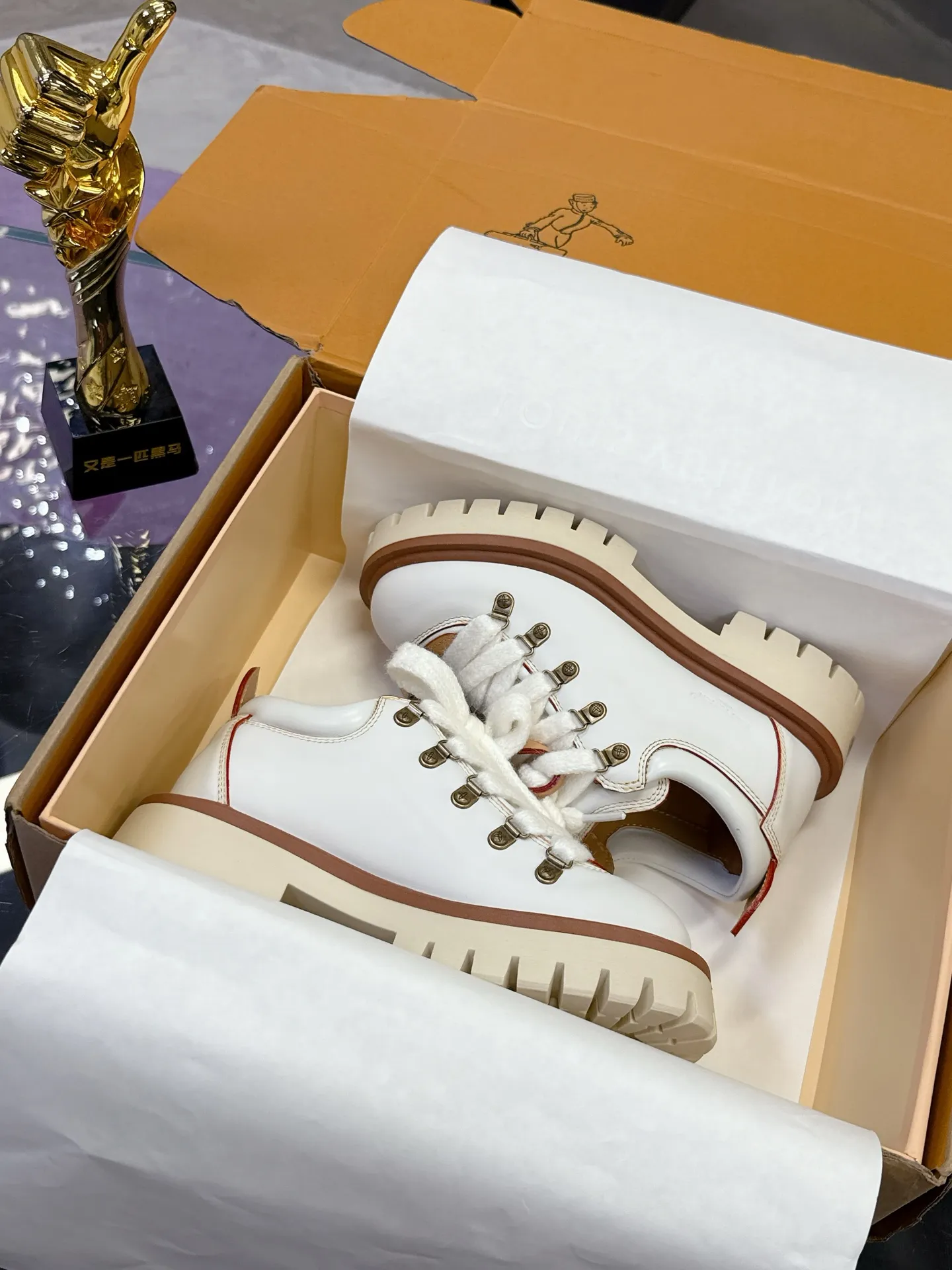 Factory price: 700💰 LV | Louis Vuitton 🧡💚2025 autumn and winter new style, top version ⚠️ The counter features the latest LV REMIX lace-up mountaineering derby shoes, new hard goods 🆕 ❥BS purchasing level! Full of high-end feel! A popular model among bloggers at home and abroad, it’s retro and fashionable, and looks stunning on your feet! Mainly recommended model on the official website★ ▪️Upper: top-quality first-layer cowhide ▪️Inner lining: imported sheepskin ▪️Outsole: original molded T men's shoes 💰U anti-slip outsole ▪️Sole height: 3.5cm ▪️Shoe size: Female 35-41 (41 customized, non-refundable) Male 39-45 (46 customized, non-refundable)